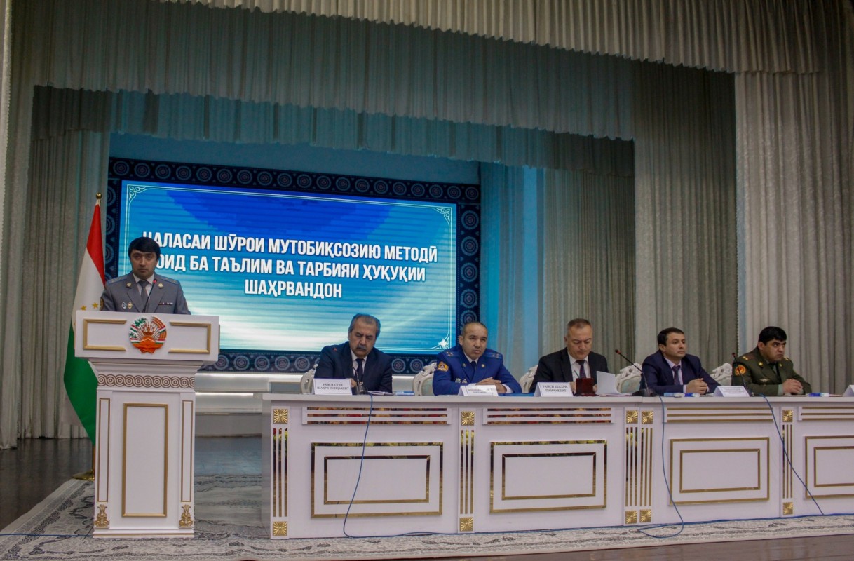 Вохӯрии судманд бо хизматчиёни давлатӣ ва фаъолони шаҳри Панҷакент